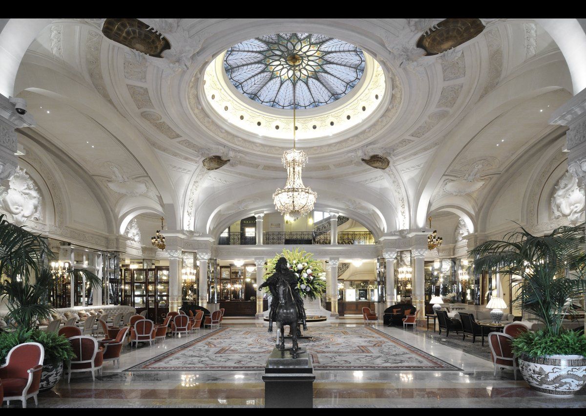 How to choose hotels located near popular tourist attractions