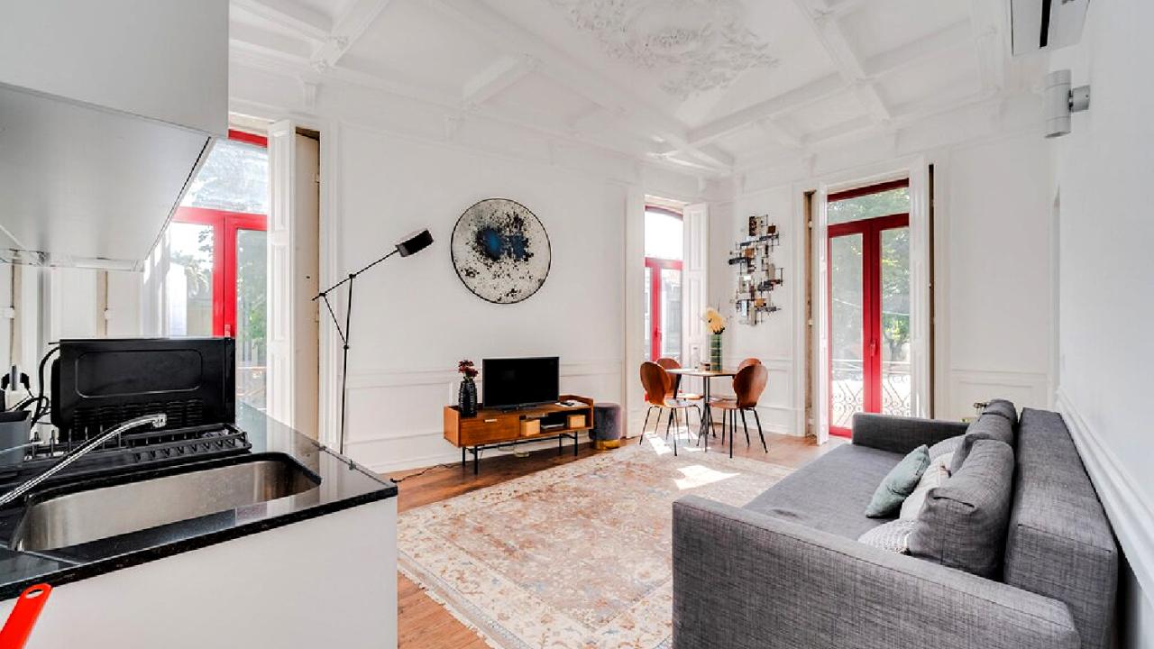 What are the safest hotels for solo travelers